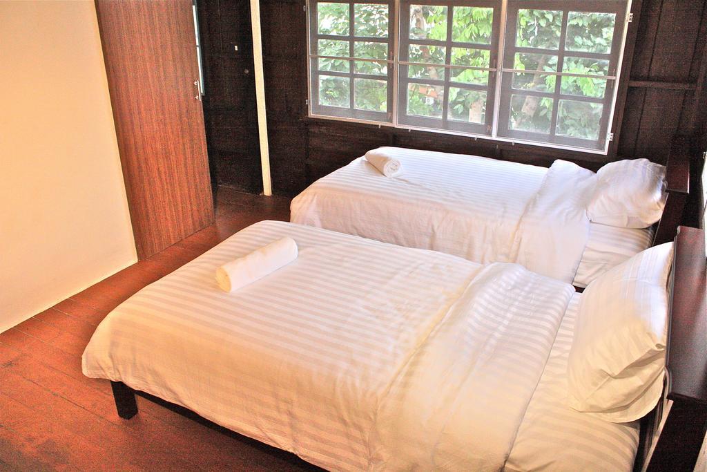 Отель Niwas Ayutthaya Экстерьер фото