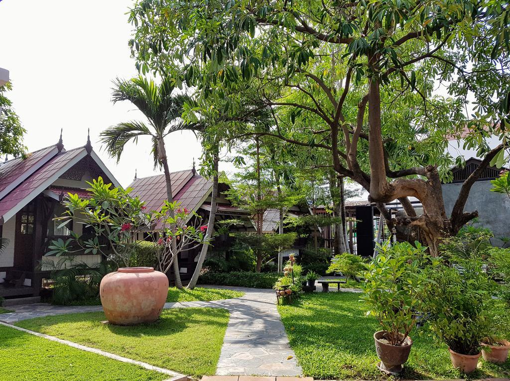 Отель Niwas Ayutthaya Экстерьер фото